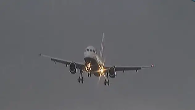 Lodos, uçakları beşik gibi salladı