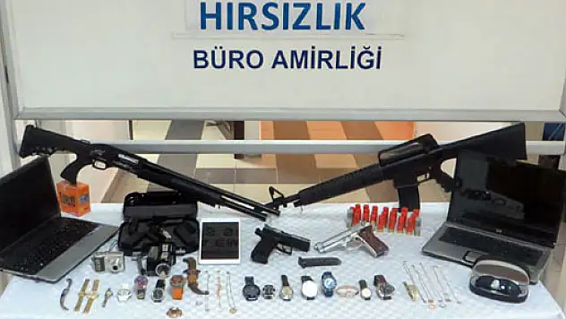 Çaldığı ziynet eşyaları ile fotoğraf çektirdi