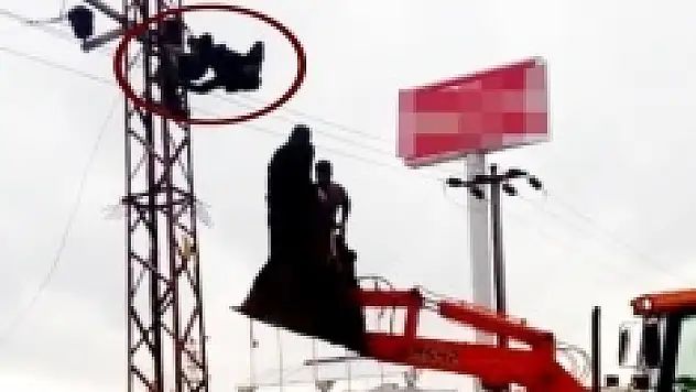 Akıma kapılan elektrik ustası direkte asılı kaldı
