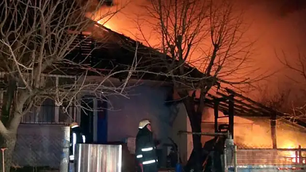 Yaşlıların kaldığı ev alev alev yandı!