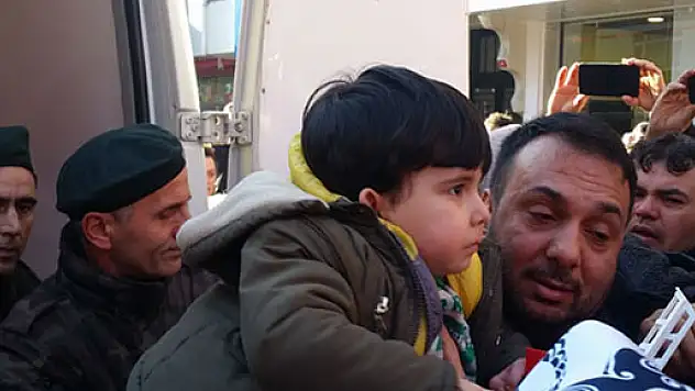 Elindeki oyuncağıyla şehit babasına son kez baktı