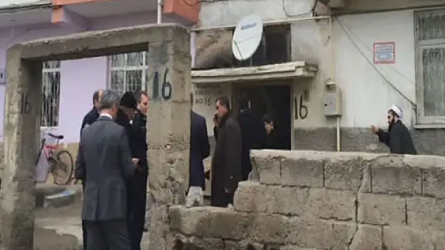 Ölü babasının yanında 2 gün bekledi