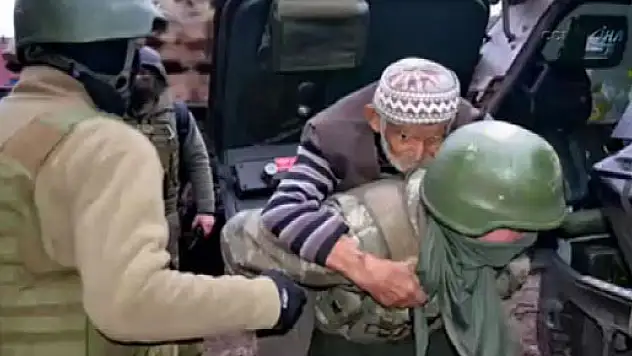 Asker yaşlı çifti sırtında taşıdı