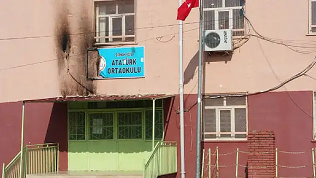 Teröristler yine okullara saldırdı
