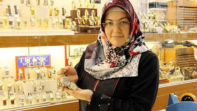 SAAT TAMİRCİSİ KADINDAN 'SAAT TERİMLERİ SÖZLÜĞÜ'