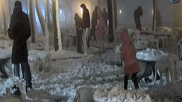 Karlı havada horon teptiler