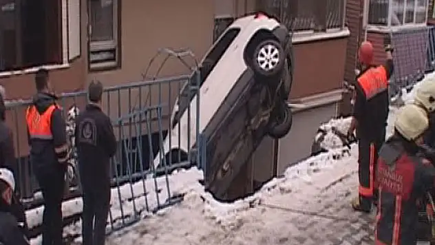 Buz tutan yolda kontrolden çıkan araç, bina boşluğuna uçtu