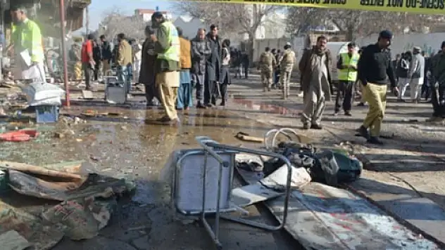 Pakistan'da intihar saldırısı: 5'i polis 10 ölü