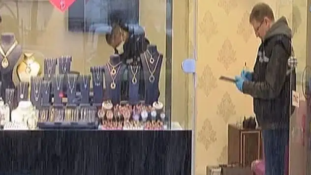 Terlikli gaspçı kuyumcuyu keyfinden bıçaklamış