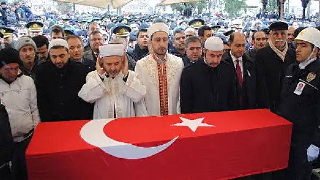 Şehit polisi 10 bin kişi uğurladı
