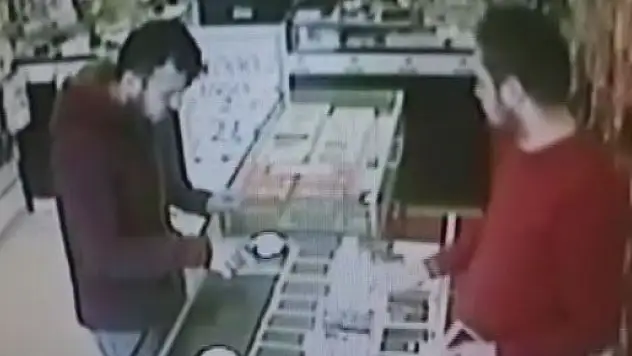 Kopyalanan kredi kartıyla telefon aldı