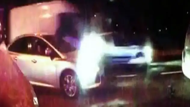 Polis uygulamasından kaçan minibüs polis memuruna çarptı