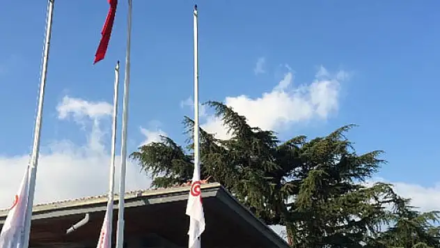 Koç Holding'de bayraklar yarıya indirildi