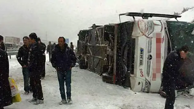 Ankara'da yolcu otobüsü devrildi: 25 yaralı