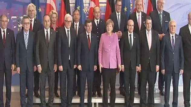 Davutoğlu, Berlin'de aile fotoğrafında yer aldı