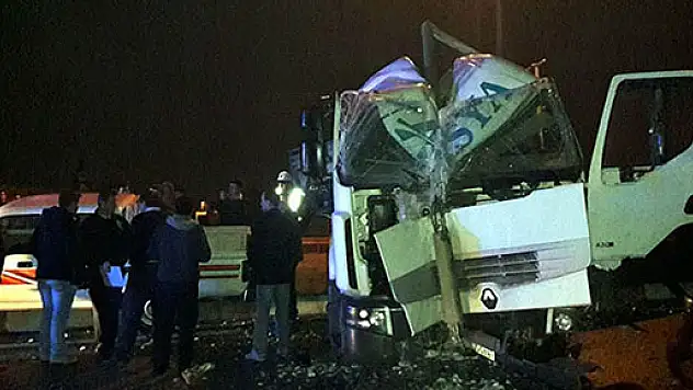 TIR elektrik direğine çarptı