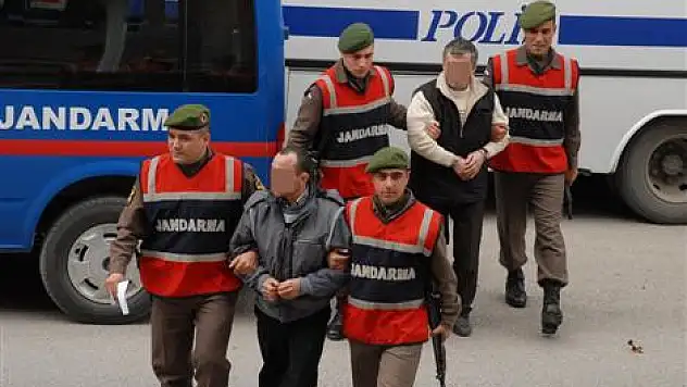 Hırsızları, kırılan araç camı yakalattı