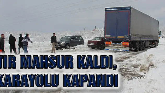 Tır Mahsur Kaldı, Karayolu Kapandı 