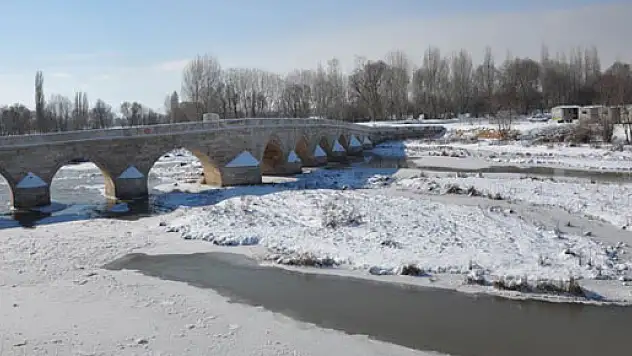 Eksi 20 derecede Kızılırmak buz tuttu