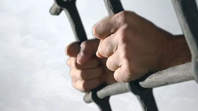 Karısının kafasını çekiçle kıran kocaya 5 yıl hapis