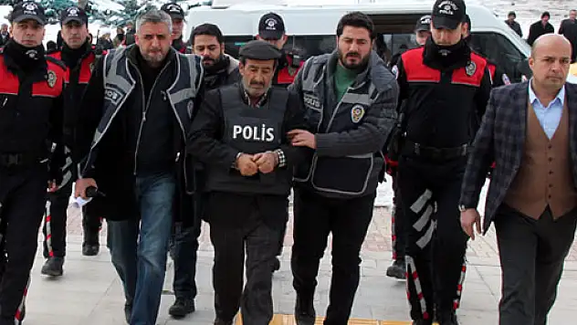 2 kişiyi öldürdü, eşkal değiştirirken berberde yakalandı