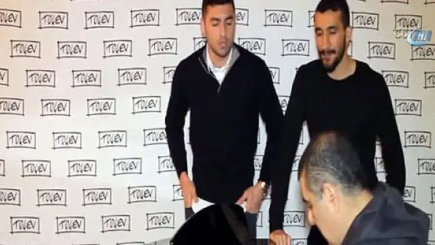 Burak Yılmaz ve Mehmet Topal'dan müthiş ses performansı