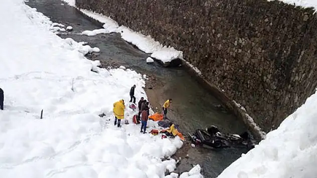 Otomobil dereye uçtu: 4 ölü, 2 yaralı