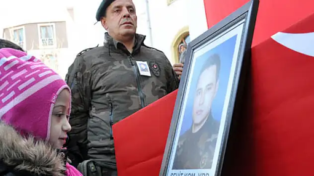 Minik Esma'dan şehit babaya veda