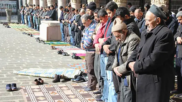Sur'da patlama sesleri arasında cuma namazı