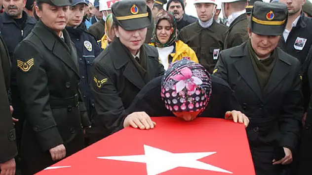 Yaralanan komutanını kurtarırken şehit düşmüş