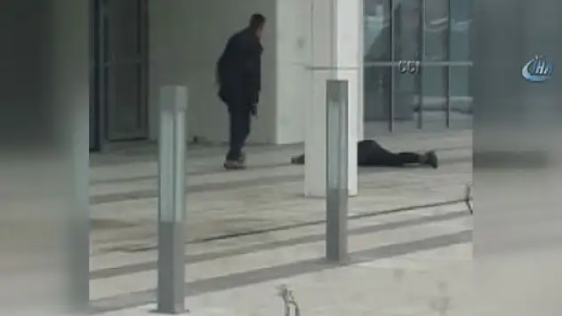 Öldürdüğü kız arkadaşının başında bekledi