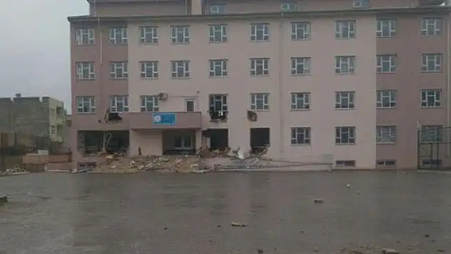 Teröristler okulu harabeye çevirdi