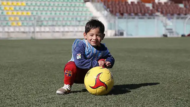 Poşetten Messi forması giyen çocuk hayaline kavuşuyor