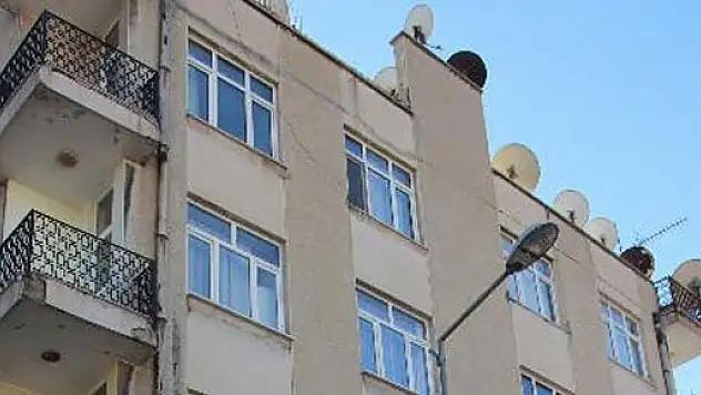 Diyarbakır'da bir binanın çatısına roket mermisi isabet etti