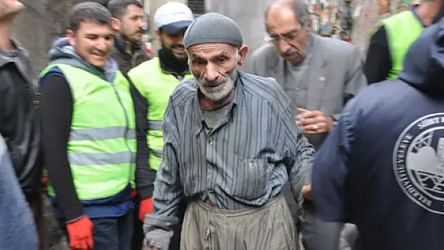 Yaşlı adamın evinden 5 kamyon çöp ve 6 bin lira çıktı