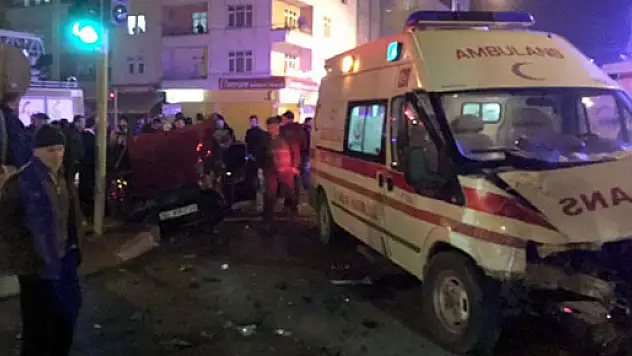 Trabzon'da ambulansla otomobil çarpıştı: 1 ölü
