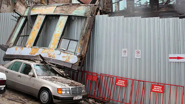 Metruk bina otomobilin üzerine çöktü