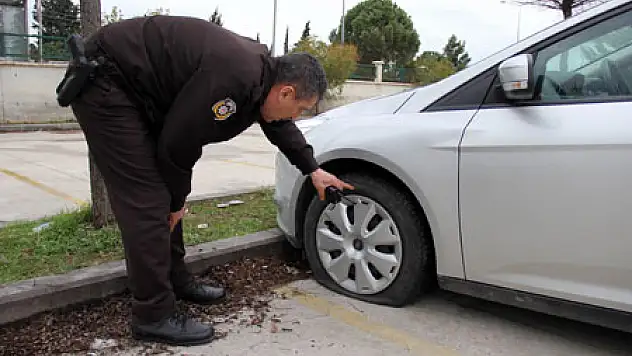 Lastik Magandaları Hastane Otoparkında Yine Lastikleri Kestiler