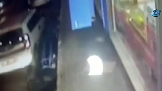 Cesedi cadde ortasına bırakırken görüntülendiler