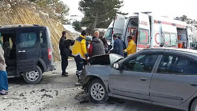 Kamyonet ile otomobil kafa kafaya çarpıştı: 7 yaralı