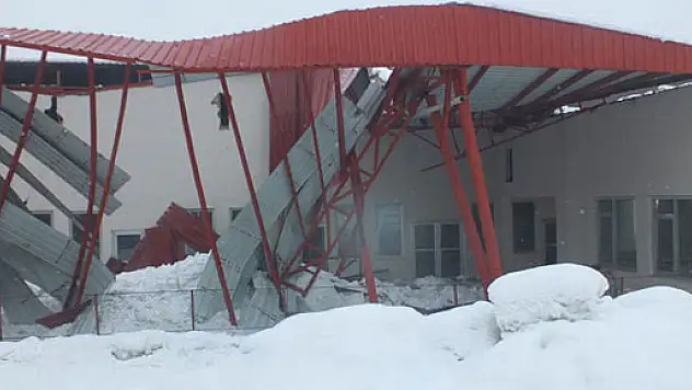 İnşaat halindeki sebze halinin çatısı çöktü