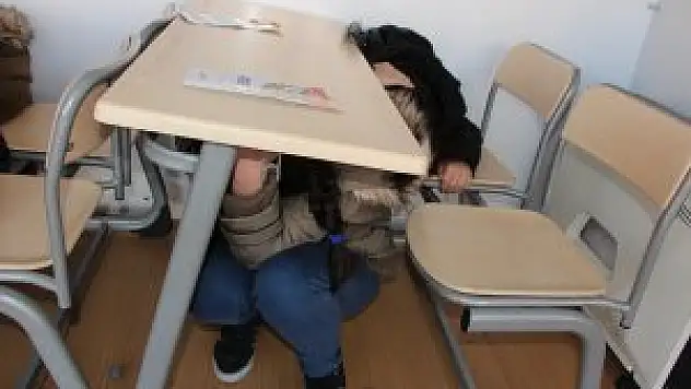 ÖĞRENCİLER DEPREM ANINI YAŞIYOR