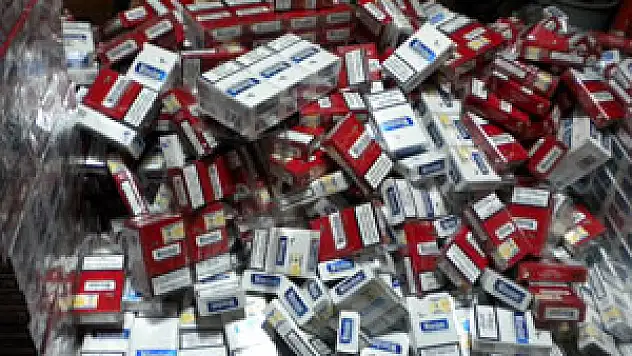 OTOMOBİLDE 2 BİN PAKET KAÇAK SİGARA ELE GEÇTİ