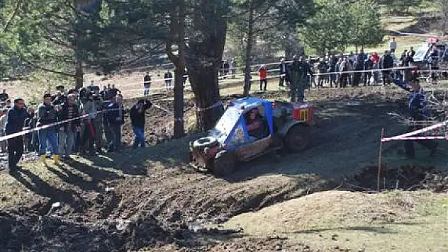 Karadeniz offroad kunduz kampı hazırlığında