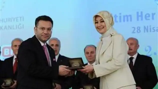 Fırst Lady Aksoy'a plaket verdi