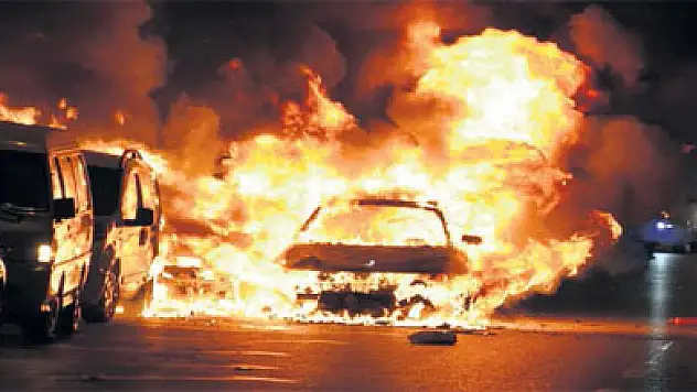 Yanan otomobili belediye çalışanları söndürdü