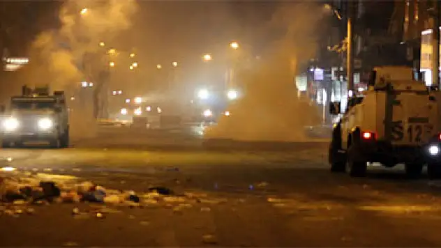 Diyarbakır'da olaylar sürüyor! Polise saldırdılar