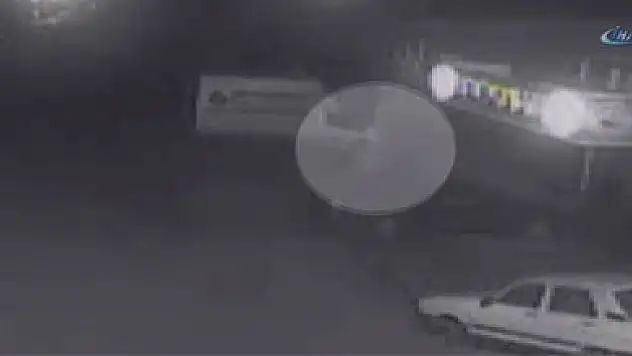 Gökyüzünden düşen buz kütlesi arabayı parçaladı