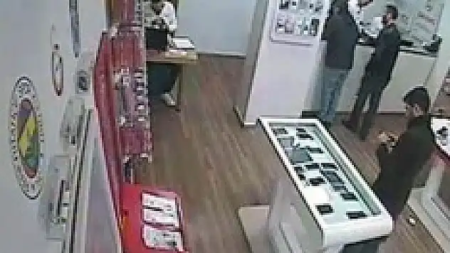 Cep telefonunu böyle çaldı