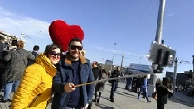 Sevgililer aşklarını Taksim'de ölümsüzleştirdi